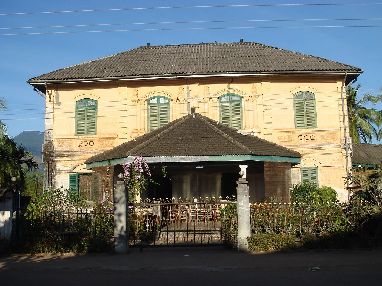 Champasak Old Town, French colonial houses on the Mekong