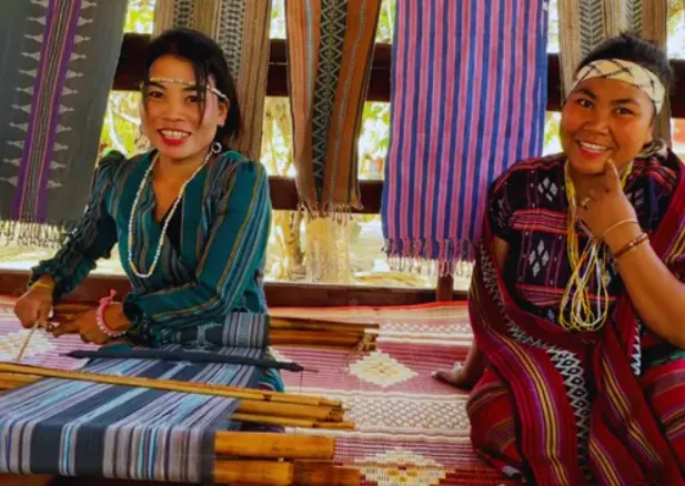 Katu weaving workshop in Tad Lo, Bolaven Plateau